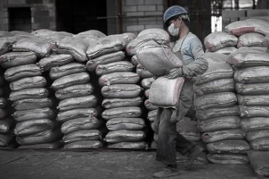 从水泥工到亿万富翁 16岁少年闯世界的逆袭之路